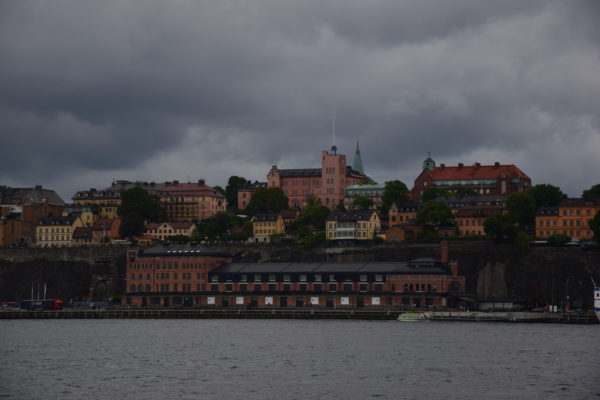 Vor der Kulisse Stockholms steht eine Halle im Fabrikstil. Darin befindet sich die Fotografiska