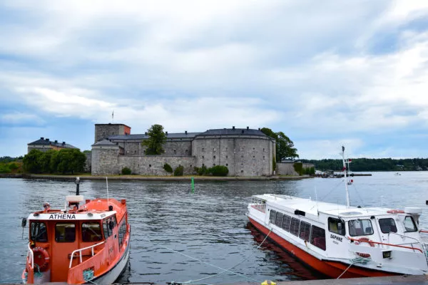 Auf einer kleinen Insel steht eine Burg – die Vaxholm-Festung