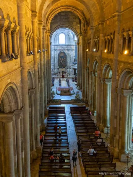 Blick in das Innere der Kathedrale von Lissabon
