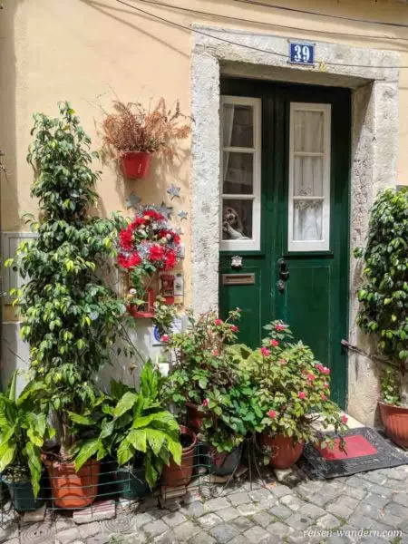Mit Blumen geschmückte Tür in Lissabon