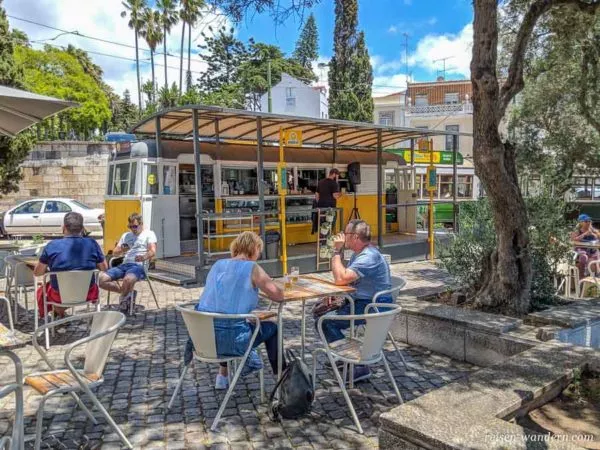 Straßencafe beim Mosteiro dos Jerónimos mit umfunktionierter S
