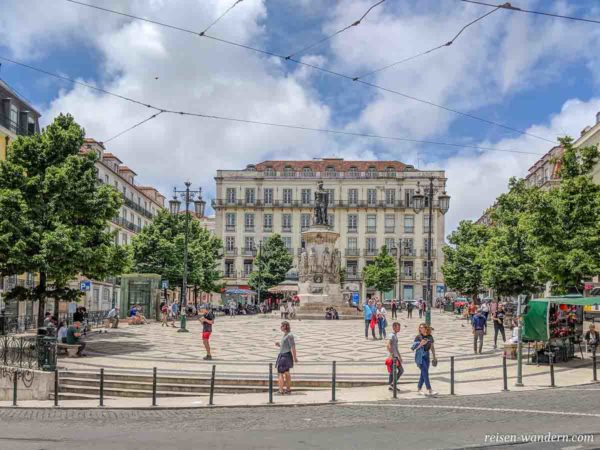 Platz Praça Luís in Lissabon mit Denkmal