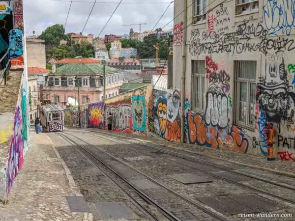 Straßenzug mit Graffitis in Lissabon