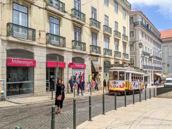 Alte gelbe Straßembahn in Lissabon