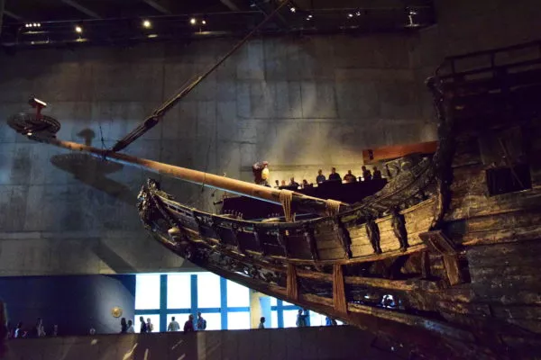 Das Bug der Vasa – eines lange verschollenen Wracks – wird im Licht des Museums erstrahlt