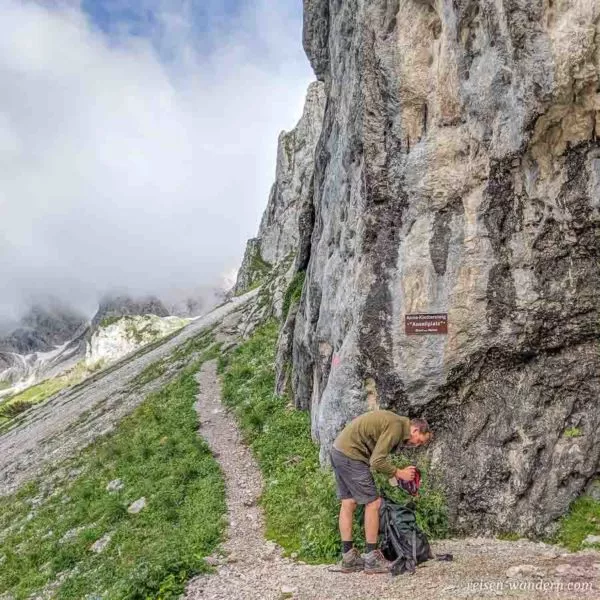 Hinweisschild Anseilplatz beim Anna Klettersteig