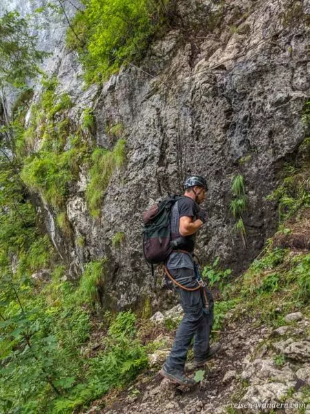 Einstieg des Schmied Klettersteig an nasser Felswand