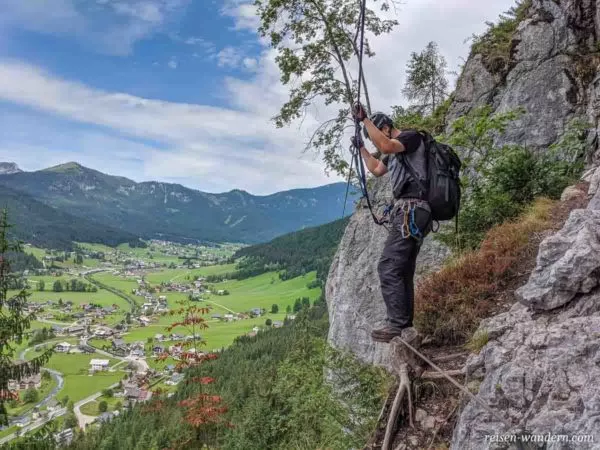 Seilbrücke mit Blick auf Gosau vom Schmied-Klettersteig