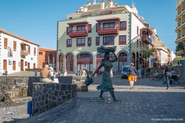 Statue einer Frau mit Fischkorb am Hafen von Puerto de la Cruz