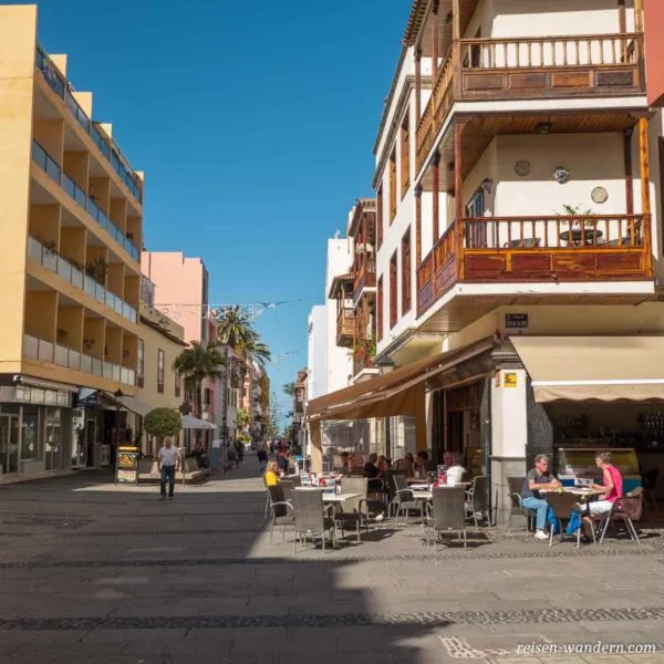 Fußgängerallee mit Cafes in Puerto de la Cruz
