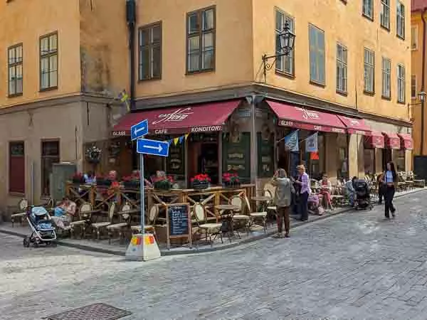 Ein Café an einer Straßenecke