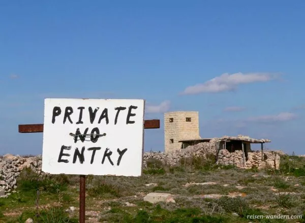 Eintritt verboten Schild auf Malta vor einer steinernen Anlage