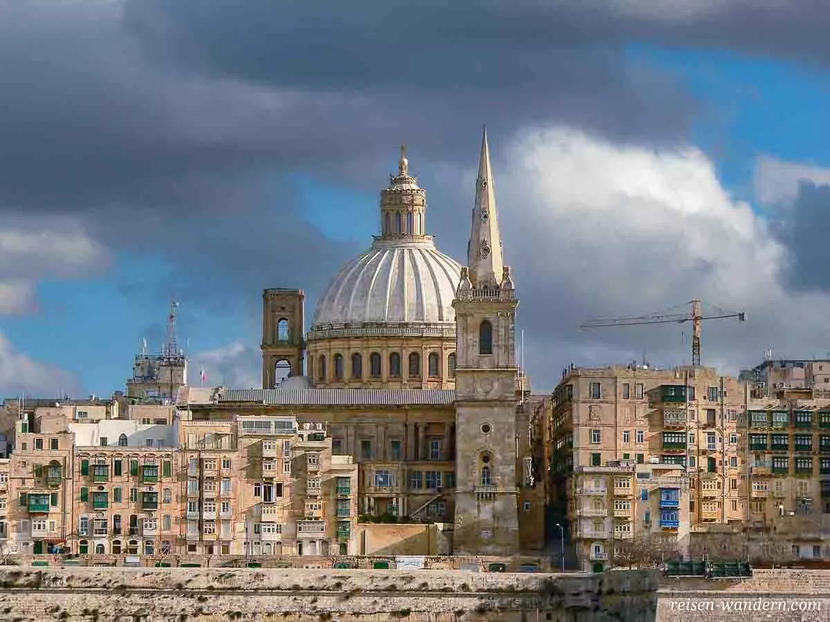Panoramaansicht von Valletta mit dem Dom im Mittelpunkt