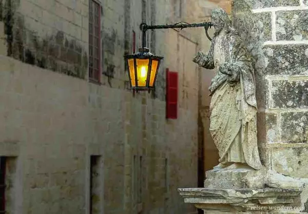Lampe und Hausstatue in Mdina