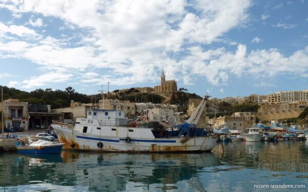 Hafen von Gozo mit Kirche