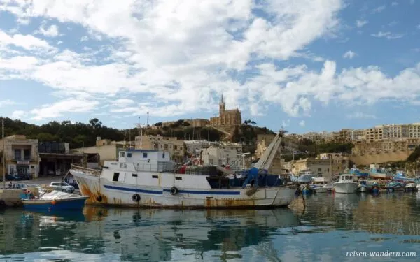 Hafen von Gozo mit Kirche
