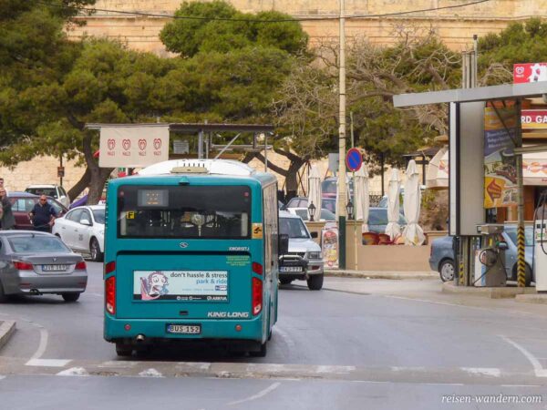 Bus auf Malta in der Rückansicht