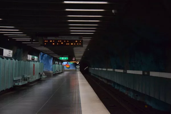 Die Gewölbe der U-Bahn Station in Stockholm sind bunt verziert