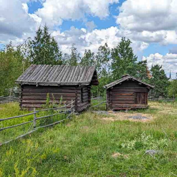 Die kleinen, ursprünglichen Holzhütten im Skansen Freilichtmuseum