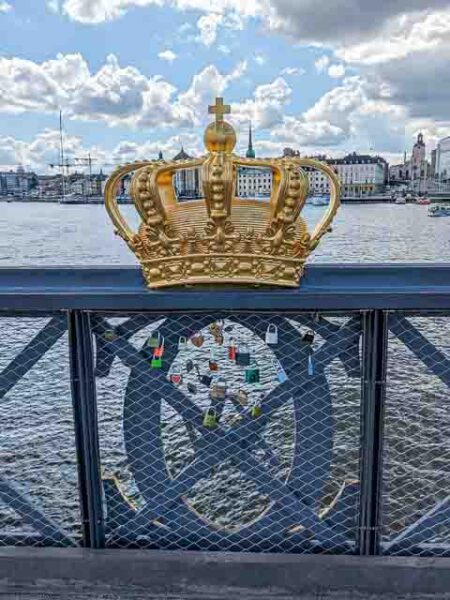 Eine Krone ziert das Geländer einer Stockholmer Brücke