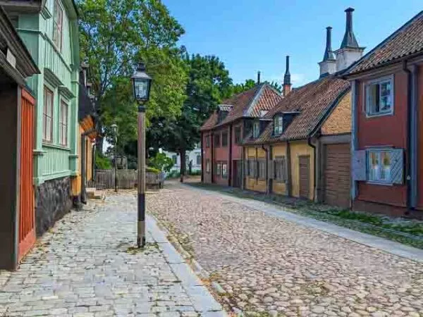 Kleine, traditionelle, bunte Häuser aneinandergereiht in Stockholm