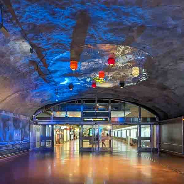 Die bunt beleuchteten Wände der Stockholmer U-Bahn