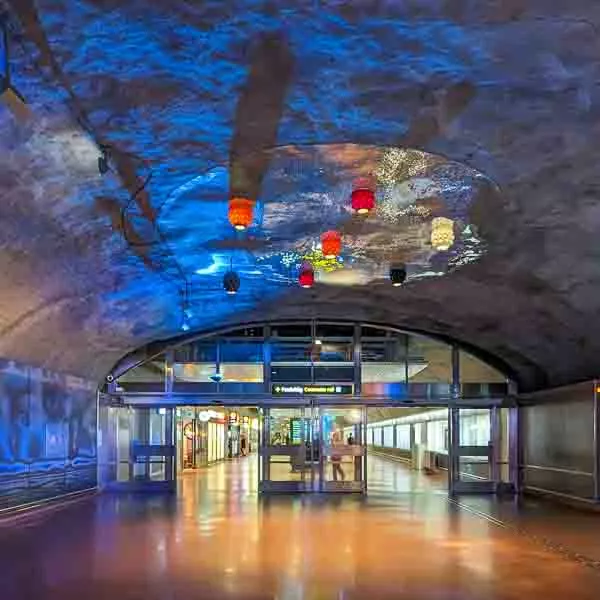Die bunt beleuchteten Wände der Stockholmer U-Bahn