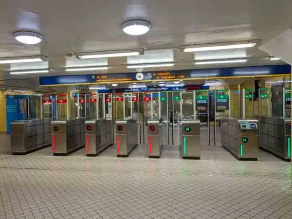 Die Schranken an einer U-Bahn-Station in Stockholm