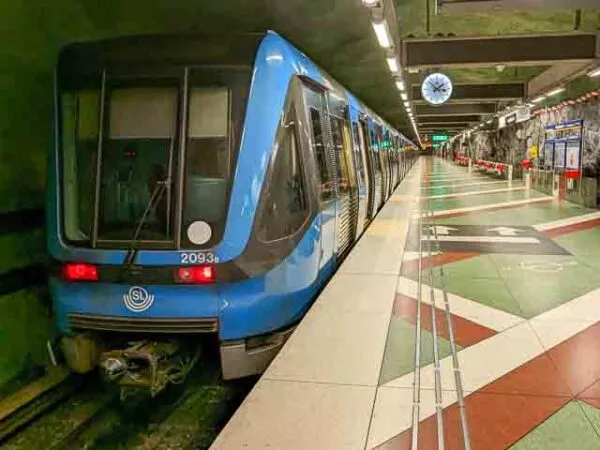 Eine U-Bahn an einer Haltestelle in Stockholm