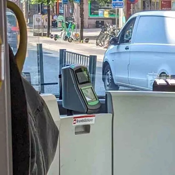Ticketscanner im Bus in Stockholm
