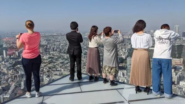 Fotografierende Besucher auf der Aussicht Shibuya Sky