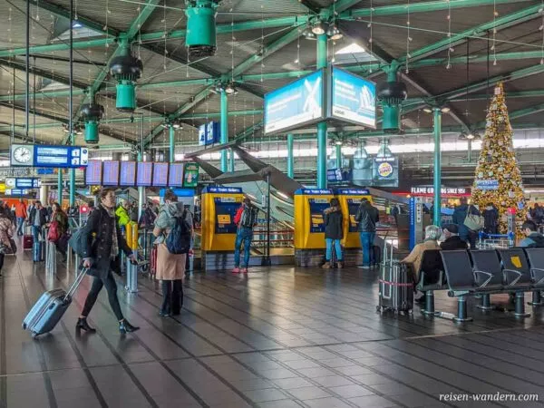 Halle mit Fahrkartenautomaten im Flughafen Schiphol