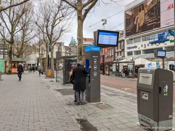 Fahrkartenautomat an Haltestelle in Amsterdam