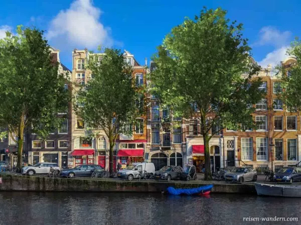 Häuserfront in Amsterdam an einer Gracht