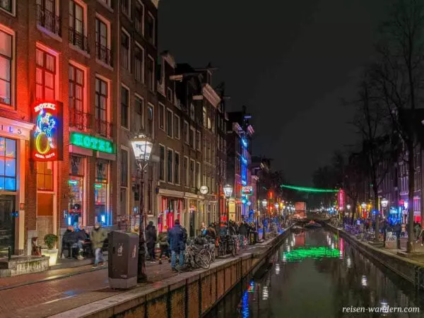 Rotlichtviertel am Abend in Amsterdam