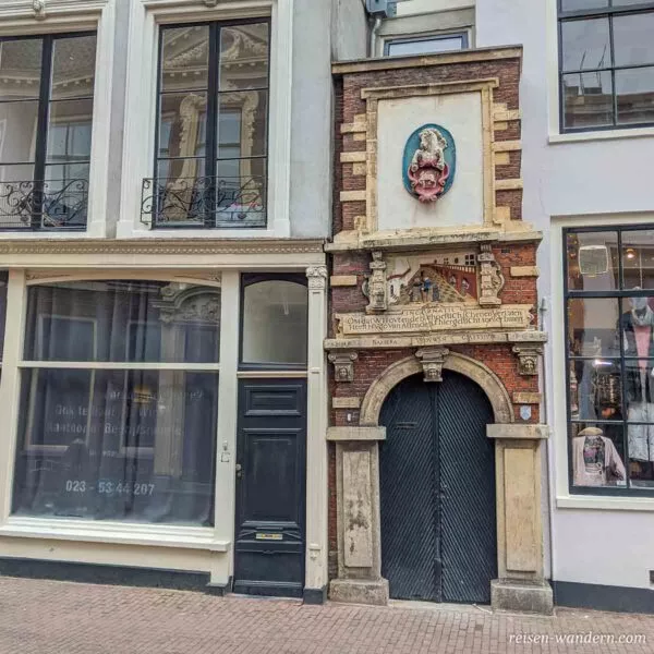 Schräge alte Tür in Haarlem mit Verzierungen