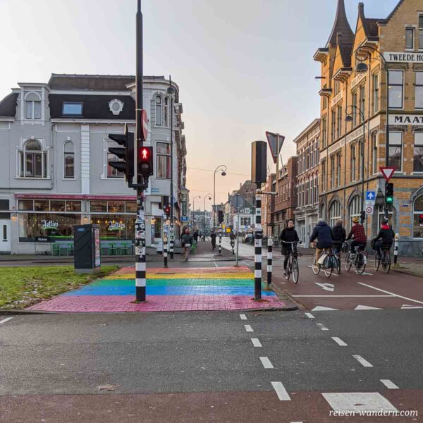 Fußweg mit Regenbogenfarben in Haarlem