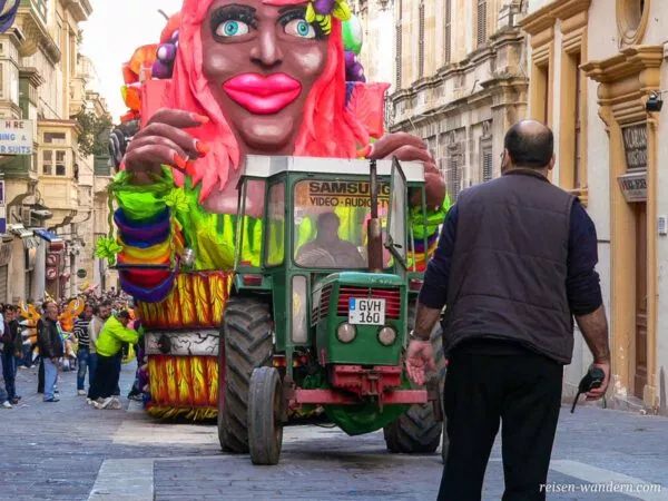 Traktor mit Wagen zum Karnevalsumzug in Valletta