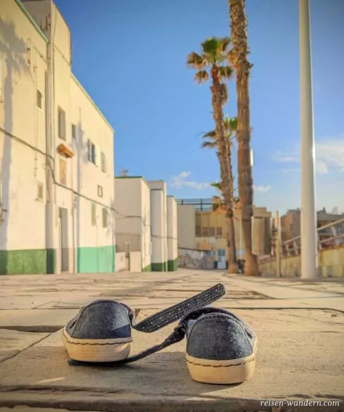 Schuhe auf der Uferpromenade in Las Palmas