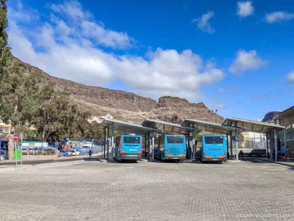 Busse am Busbahnhof von Puerto de Mogan