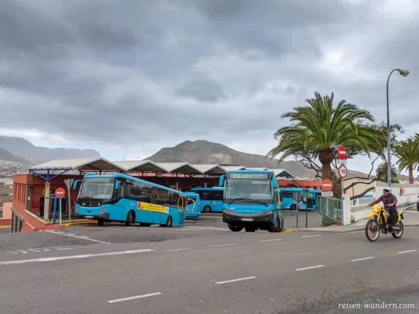 Busbahnhof von Galdar mit Bussen