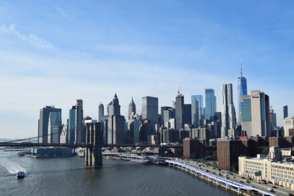 Der Blick von der Manhattan Bridge auf die Brooklyn Bridge