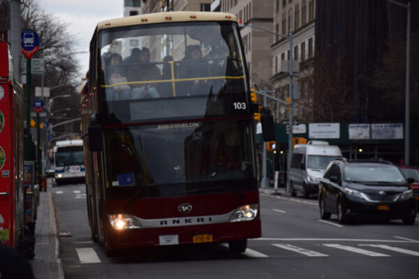 Ein Hop-On-Hop-Off-Bus fährt durch New York