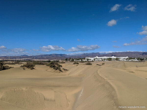 Blick auf Hotelanlage am Rande der Dünen von Maspalomas