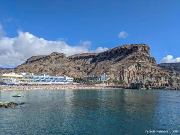 Blick auf den Strand von Puerto de Mogan auf Gran Canaria