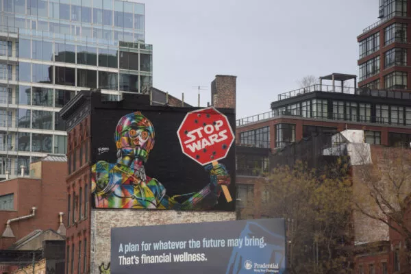 Straßenkunst, die C3PO zeigt, welcher ein Schild mit der Aufschrift "Stop Wars" zeigt