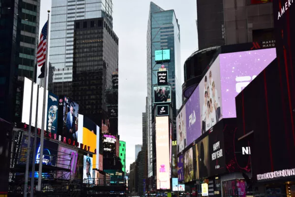 Der Times Square mit seinen bunten Reklamen