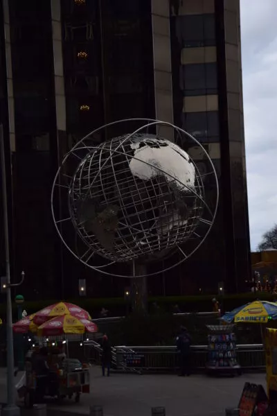 Am Rande des Kreisverkehrs des Columbus Circle steht eine gigantische Weltkugel