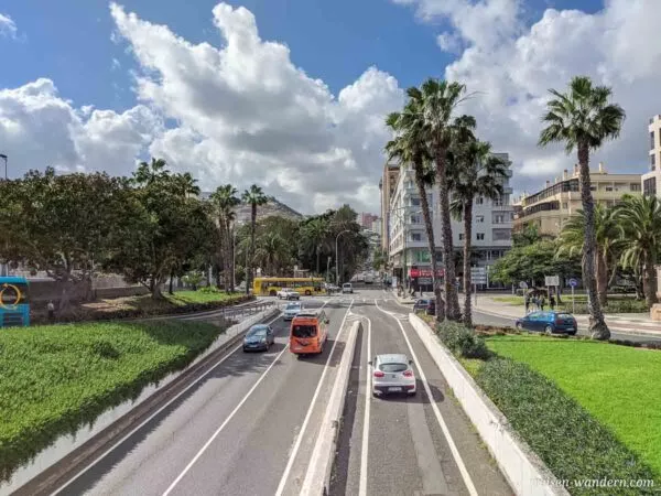 Zweispurige Hauptverkehrsstraße in Las Palmas