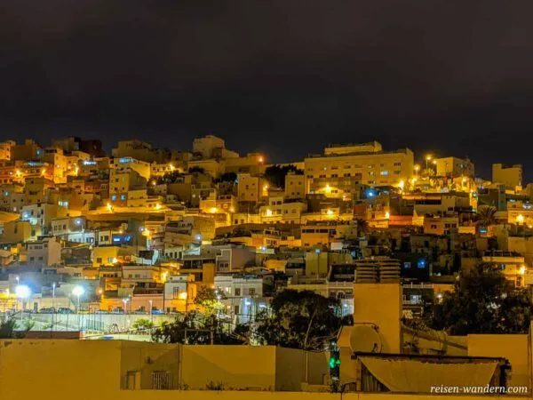 Blick auf die Hügel von Las Palmas mit Häusern am Abend